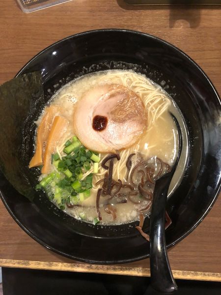 「釜炊き豚骨ラーメン」@釜炊きとんこつ 品川製麺所 新宿2丁目店の写真