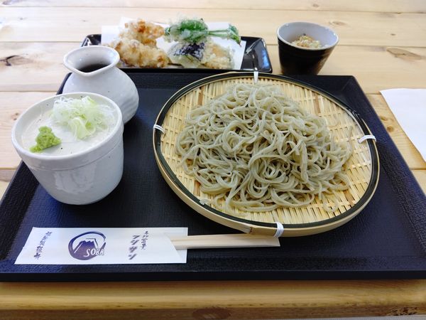 「手打せいろ(大盛・300g)880円＋天ぷら(3個)330円」@手打蕎麦 フジサン 福舞製麺所の写真