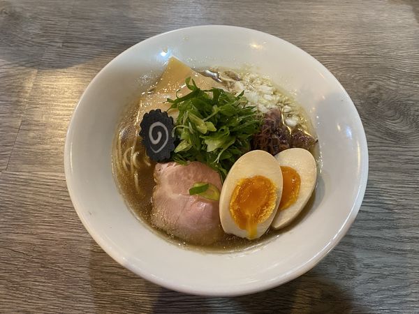「イカ煮干しラーメン800円+味玉100円」@ニボシラァメン コハクの写真