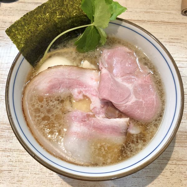 「【気まぐれ限定】背脂魚介そば (味玉付き) ￥980」@中華そば 四つ葉の写真