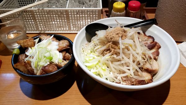 「まぜそば+叉焼+肉飯」@麺屋 炙りの写真