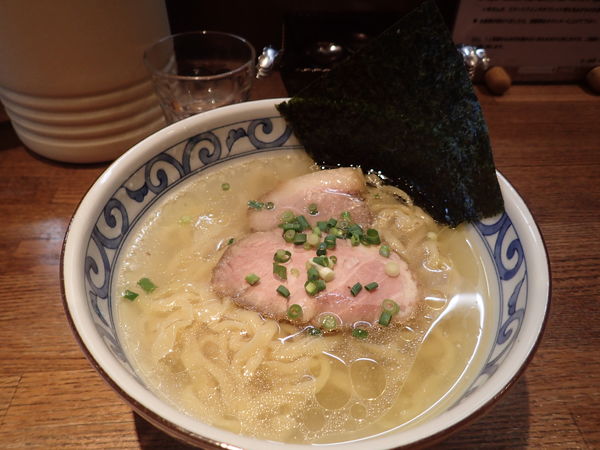 「比内地鶏の中華そば（塩）850円」@らー麺屋 バリバリジョニーの写真