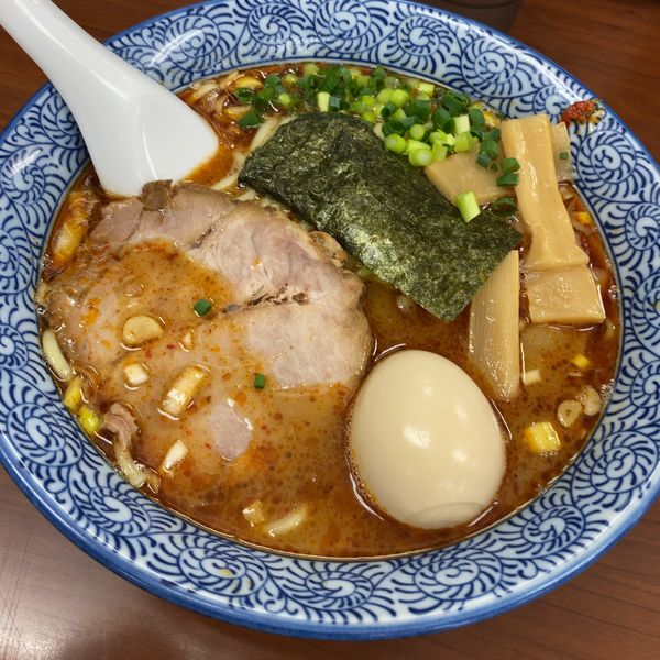 「赤濃厚大門ラーメン 780円+味玉」@ちょっと美味しい中華食堂 大門の写真