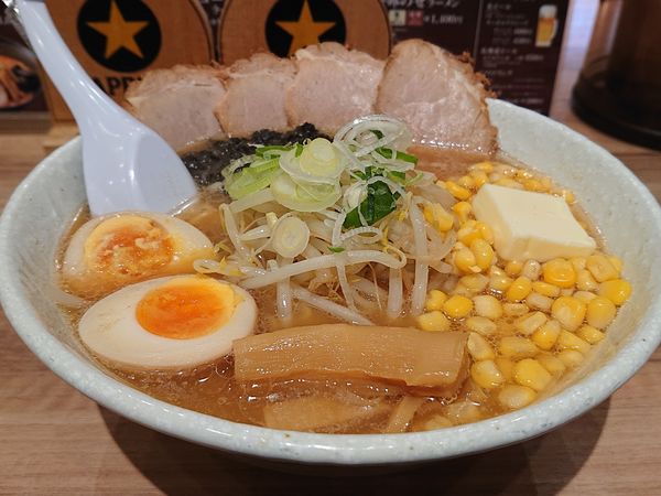 「全部のせラーメン(醤油)」@梅光軒 新千歳空港店の写真