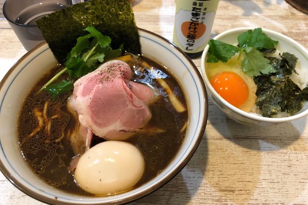 「【気まぐれ限定】四つ葉ブラック880円+玉子かけごはん320円」@中華そば 四つ葉の写真