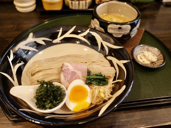 「白湯つけ麺…950円・香味バター…＋50円」@ORIBEの写真