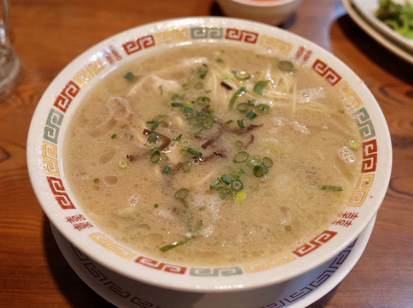 「豚骨ラーメン…600円‬」@じらい亭の写真