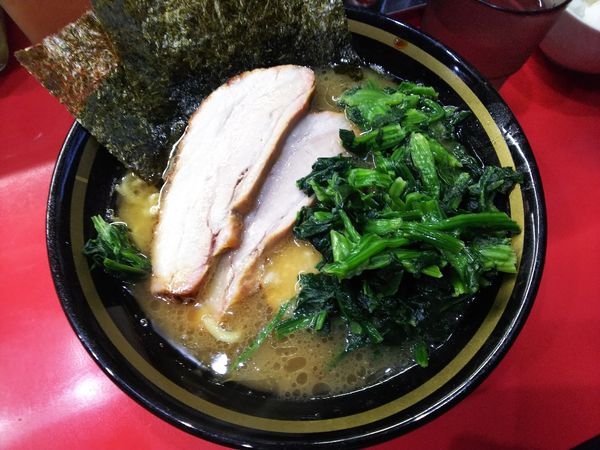 「ラーメン＋ほうれん草＋バラチャーシュー　700＋250円」@横浜家系ラーメン 宗八 柏本店の写真
