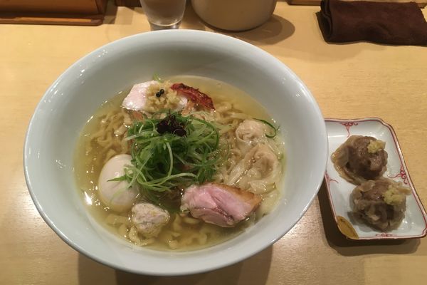 「特製塩そば（手揉み麺）＋名物焼売」@饗 くろ㐂の写真