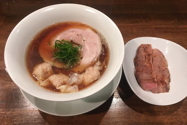 「醤油拉麺、チャーシュー(炙り焼き)、海老ワンタン(3個)」@創作麺工房 鳴龍の写真