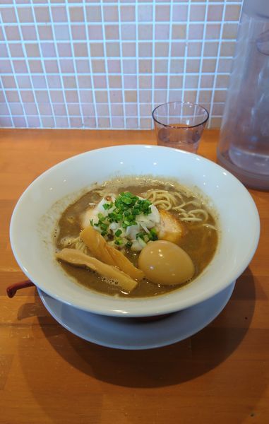 「煮干しそば 大盛 味玉」@らーめんキッチン いいづかの写真