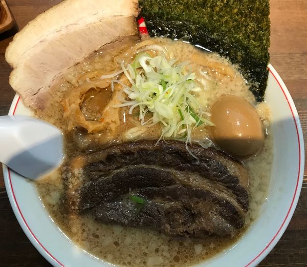 「角煮黒丸ラーメン」@完熟ラーメン 本丸 瀬上店の写真