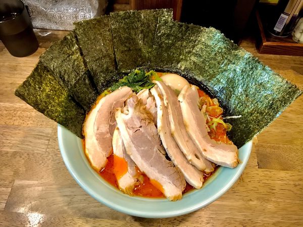 「旨辛ラーメン全部のせ+チャーシュー」@横浜醤油豚骨ラーメン 銀十の写真