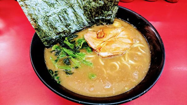 「ラーメン(麺硬め・味濃いめ・油少なめ)+海苔」@ラーメン杉田家の写真