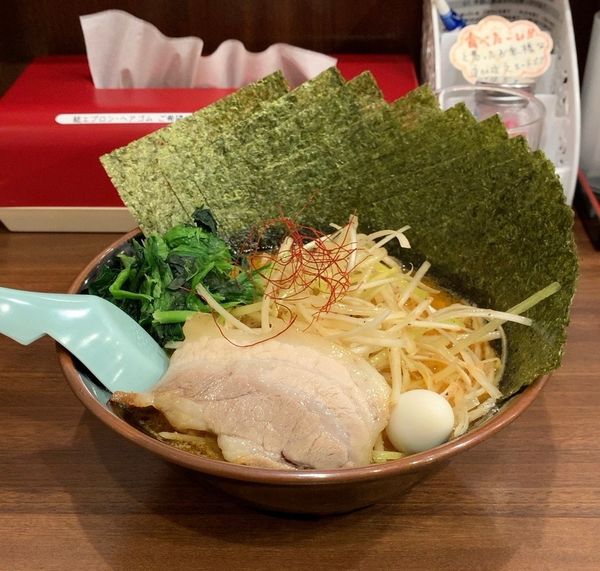 「辛ねぎ豚ラーメン 海苔増し 旨ネギ 中太麺」@横浜家系ラーメン 吟家 稲毛海岸店の写真