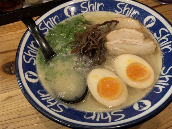 「煮卵入りラーメン」@博多らーめん ShinShin 天神本店の写真