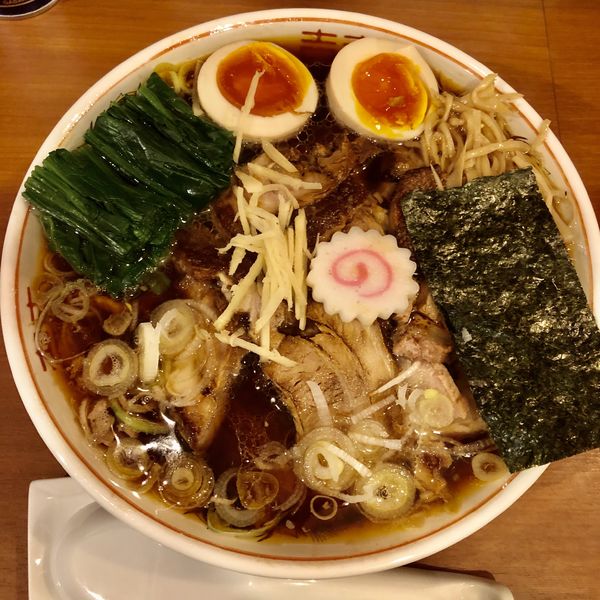 「【限定】生姜醤油ラーメン大+味玉+豚+ほうれん草」@自家製手もみ麺 鈴ノ木の写真