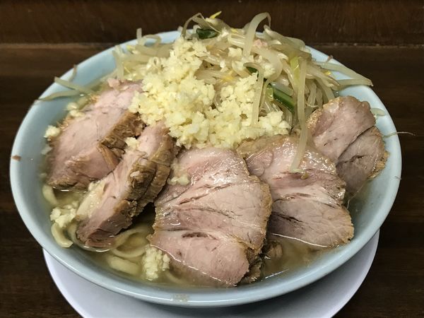 「小豚麺かため、にんにくラー油&生卵&黒烏龍茶」@らーめん玄の写真
