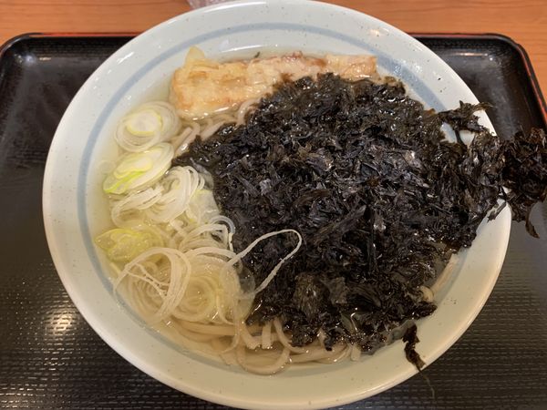 「岩海苔そば450+半ちく天50＝500円」@かのや 新宿東南口店の写真