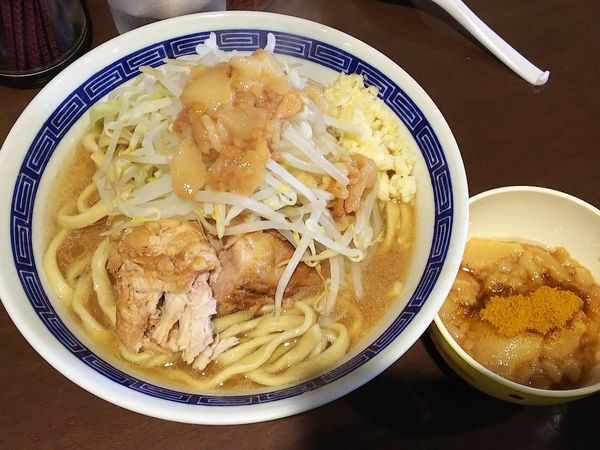 「ラーメンニンニクアブラ＋別皿アブラ（カレー）　750＋50円」@ラーメン ゼンゼンの写真