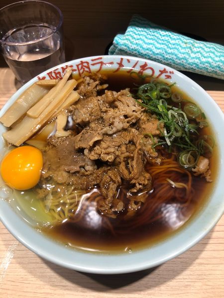 「肉盛り盛り中華そば」@大阪牛肉ラーメン わだ 南海難波本店の写真