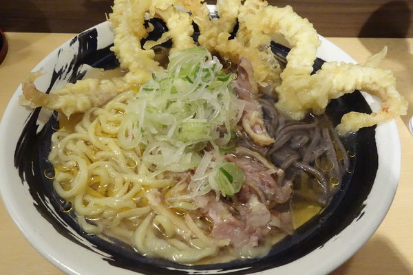 「あいもり（冷）大盛＋げそ天」@肉そば てノ字の写真