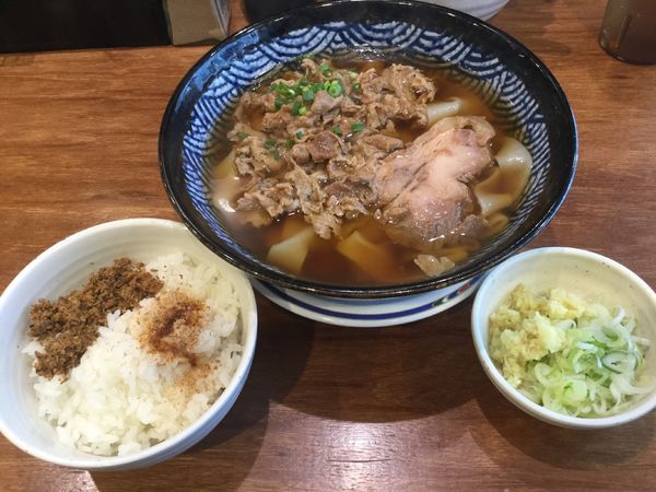 「肉うどん+ごはん(¥880+ごはん無料)」@肉うどん さんすけの写真