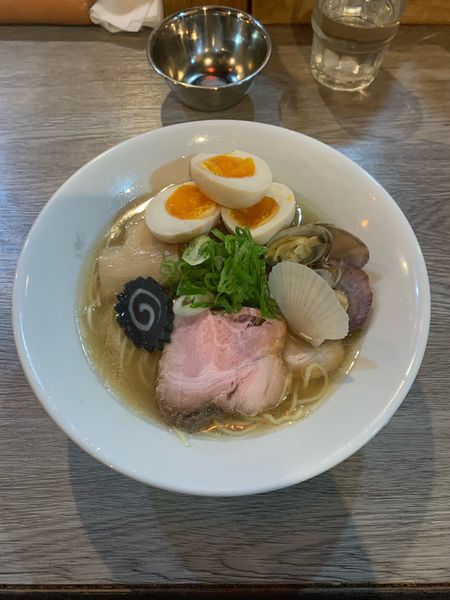 「鯛煮干と貝出汁のラーメンTPちょい盛り」@ニボシラァメン コハクの写真