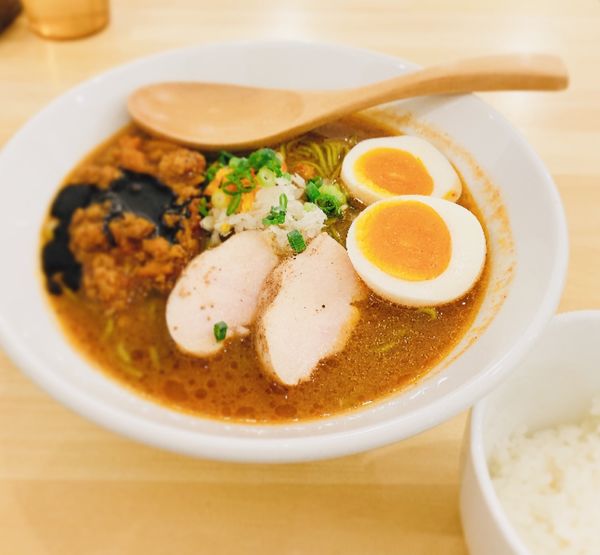 「塩玉子付チリトマラーメン（辛さ普通￥950）＋豆ライス」@チリトマラーメン THANKの写真