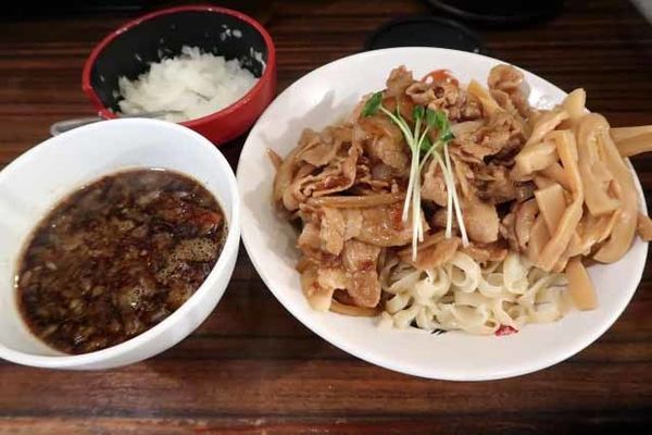 「肉盛りつけ麺並　830円＋肉増し　120円・他」@魁 肉盛りつけ麺 六代目けいすけの写真