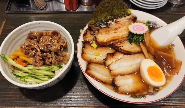 「ラーメンと牛ハラミ丼」@自慢屋の写真