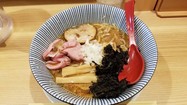 「背油醤油らー麺」@焼きあご塩らー麺 たかはし 恵比寿店の写真