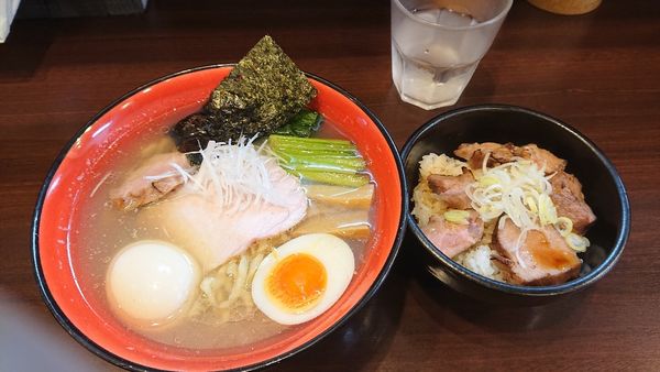 「塩ラーメン＋味玉＋チャーシュー丼」@とものもとの写真