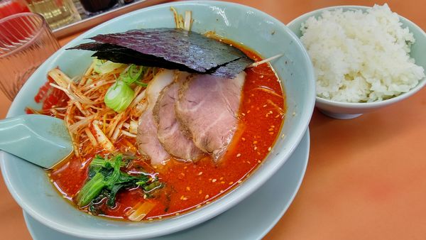 「辛味噌ラーメン激辛+ライス、白髪ネギ、クーポンチャーシュー」@ラーメン山岡家 佐野店の写真