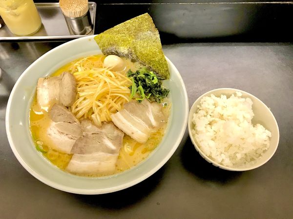 「ねぎチャーシュー大盛り+半ライス」@萬来亭の写真