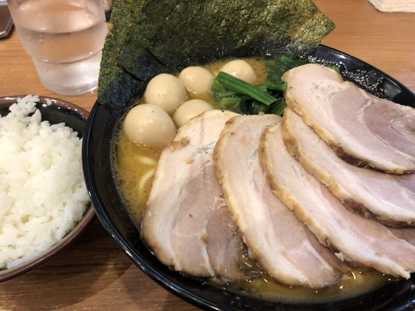 「チャーシュー麺固め濃いめうずら」@代々木商店の写真