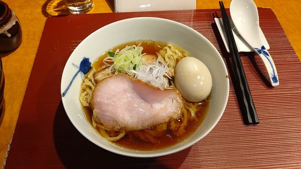 「醤油（中太手揉み麺800円）＋味玉＋そぼろご飯」@麺 みつヰの写真