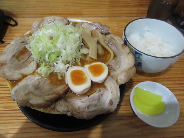 「辛味噌風カレーラーメン（１０００円）＋チャーシュー＋半ライス」@麺屋 とん嬉の写真