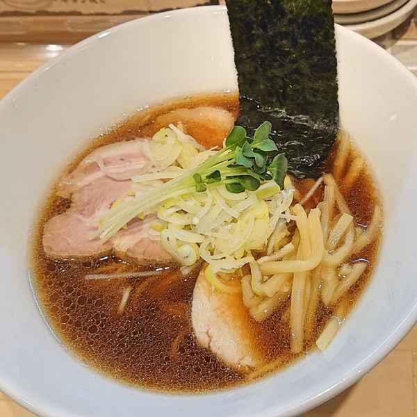 「醤油ラーメン850 + 税 ＝ 935」@らーめん酒房 しのやの写真