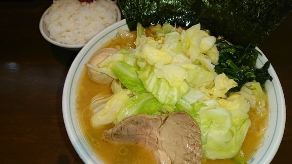 「キャベツラーメン(850円)中盛100円味玉100円」@横浜家系ラーメン 中島家の写真