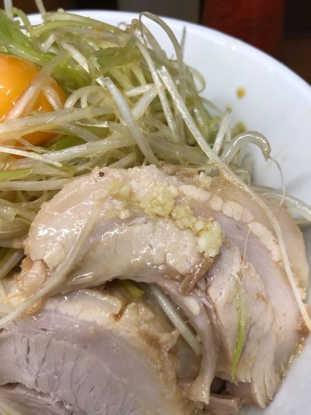 「小豚入り　汁無し少なめ　ネギ」@ラーメン二郎 横浜関内店の写真