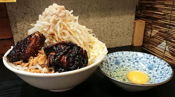 「まぜそば豚2枚(麺300g・野菜マシアブラマシニンニク)＋チーズ」@まぜそば(麺)マゼロー 馬込沢店の写真