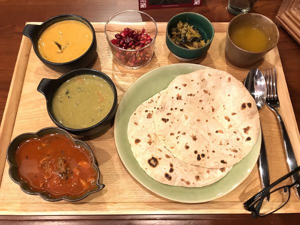 「アーユルヴェーダ季節の3皿（本日のカレーから3種類）」@INDUの写真