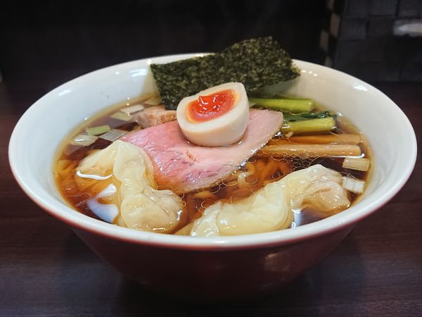 「醤油らーめん＋ワンタン」@とものもとの写真