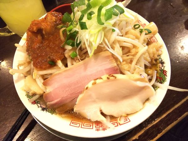 「二郎風醤油ラーメン～トマトカレーがけ～」@立ち呑み居酒屋 金町製麺の写真