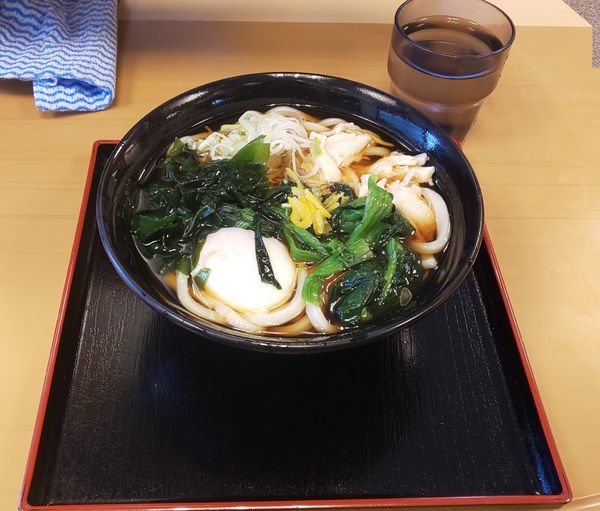「ゆず鶏ほうれん草うどん+温玉」@名代 富士そば お茶の水店の写真
