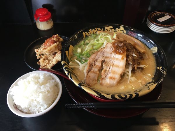 「元祖タレ味噌ラーメン　唐揚げセット」@ハルピン味噌らーめん 雷蔵の写真