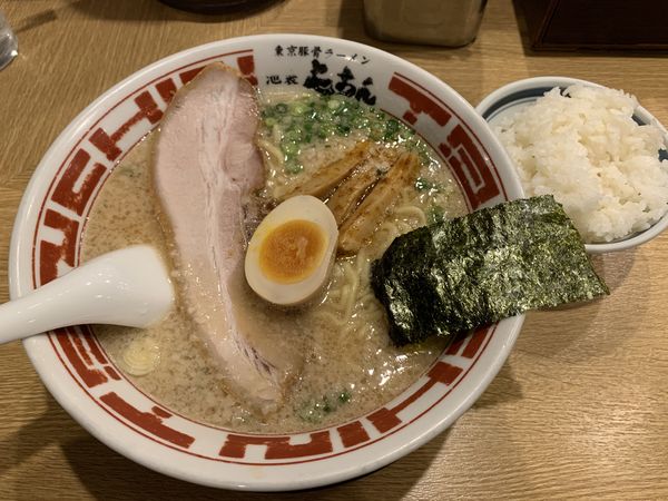 「東京豚骨ラーメン並+無料ライス＝750円」@屯ちん 新宿店の写真