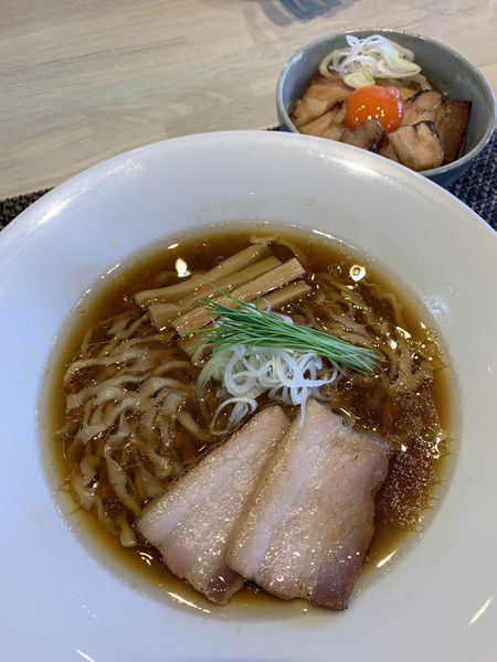 「地鶏としじみの中華蕎麦〈醤油〉850円　バラ丼350円」@宍道湖しじみ中華蕎麦 琥珀 東京本店の写真