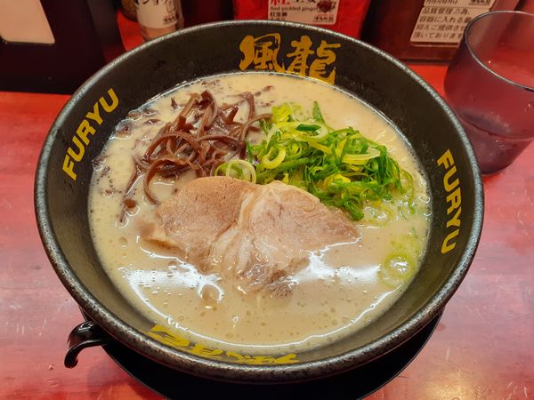 「とんこつラーメン、替え玉2玉」@とんこつラーメン 博多風龍 渋谷店の写真